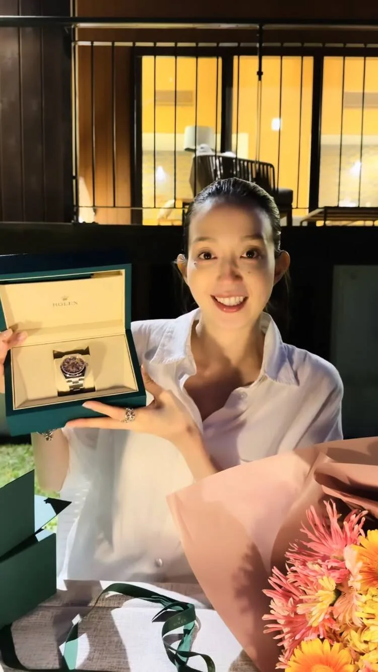 松島花が37歳誕生日旅行を公開！夫からロレックスとガーベラ37本のサプライズ